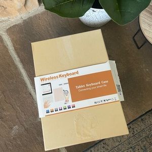 New IPad Bluetooth Keyboard & Case